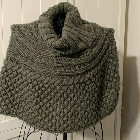 Design History Accessories - 💥 Last Chance💥Adorable knit poncho